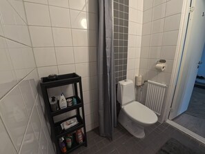 Dusj, hårføner, håndklær og såpe