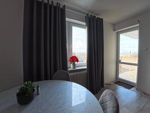 Entire 3 bedroom apartment 10 min from central and 2 min from shops