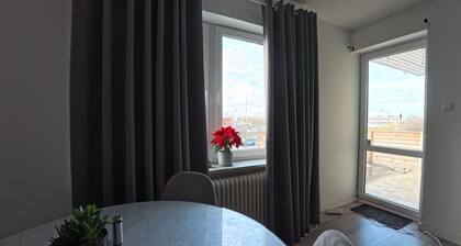 Entire 3 bedroom apartment 10 min from central and 2 min from shops