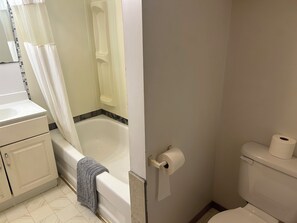 Standard Room, 1 Double Bed | Bathroom