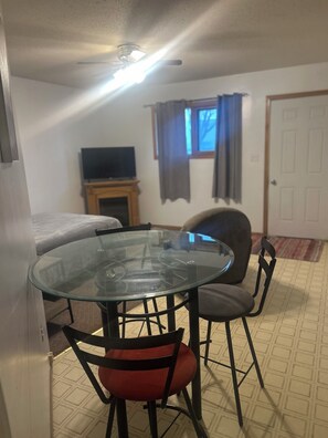 Family Suite | Living area | 32-inch flat-screen TV with digital channels, Netflix - Greenhead Motel (Unity)