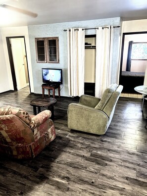 Living area - Greenhead Motel (Unity)