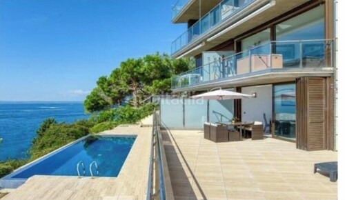 Luxury and relaxation in Roses in an apartment with breathtaking sea views