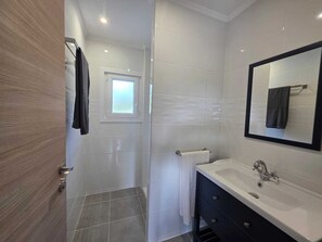 Een douche, handdoeken, zeep