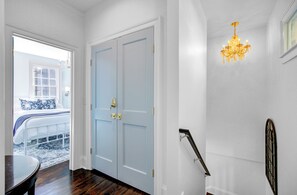 6 habitaciones, tabla de planchar con plancha, wifi y ropa de cama 