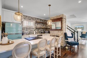 Microwave, oven, stovetop, dishwasher - Welcome to The Crystal Palace — Perfect Blend of Downtown Luxury & Beach Retreat (Charleston)