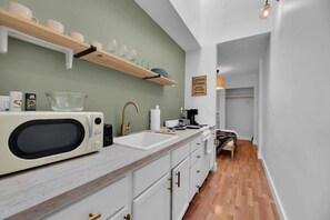 Fridge, microwave, oven, stovetop - NEW WeHo Hotspot | 8 min Broadway, DTN + Music Row (Nashville)