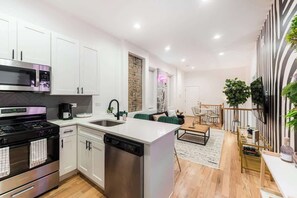 Réfrigérateur, micro-ondes, four, plaque de cuisson