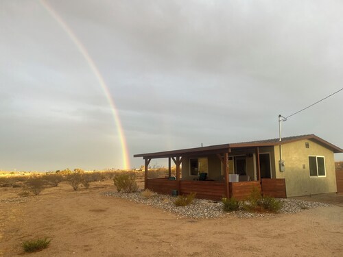 Cozy cabin perfect for star gazing, romantic getaways, peace and quiet.