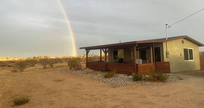 Cozy cabin perfect for star gazing, romantic getaways, peace and quiet.
