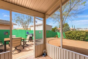 Outdoor dining - 3-bedroom house in wonderful Sierra Vista with AC (Sierra Vista)
