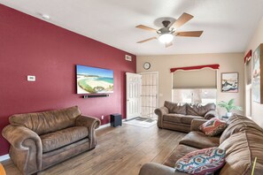 Living area - 3-bedroom house in wonderful Sierra Vista with AC (Sierra Vista)