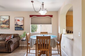 Dining - 3-bedroom house in wonderful Sierra Vista with AC (Sierra Vista)