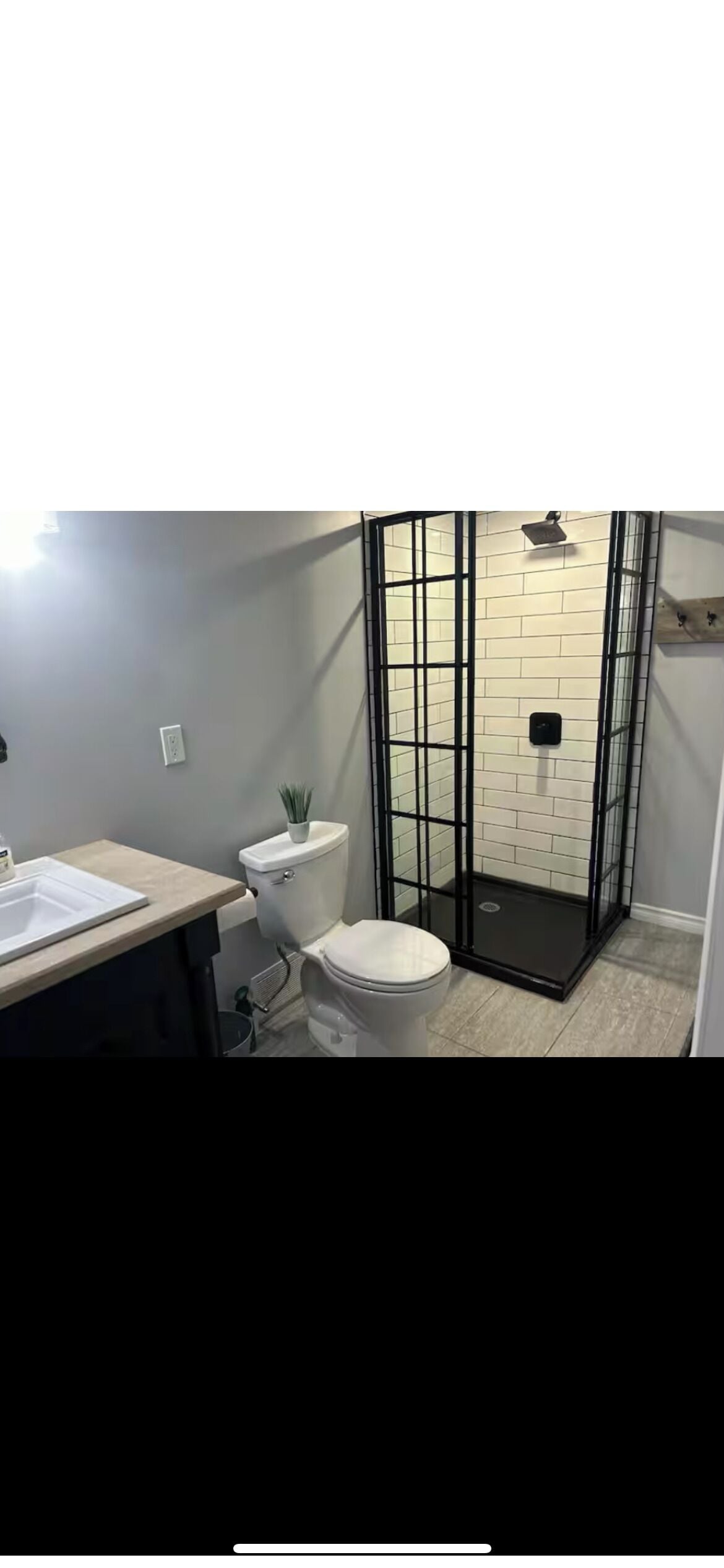 Secadora de cabello, toallas, jabón, papel de baño 