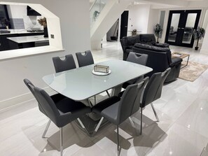Hus, 5 soverom, tilgjengelighetstilpasset, terrasse | Spiseområde