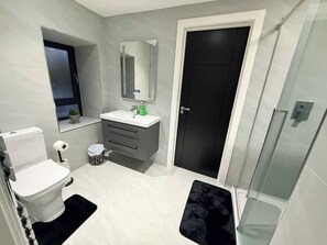 Hus, 5 soverom, tilgjengelighetstilpasset, terrasse | Bad