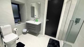House, 5 Bedrooms, Accessible, Patio | Bathroom