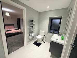 บ้านพัก, 5 ห้องนอน, พร้อมสิ่งอำนวยความสะดวกสำหรับผู้พิการ, ลานระเบียง | 5 ห้องนอน