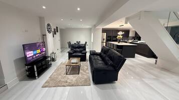 Casa, 5 quartos, acessível, varanda | Sala de estar