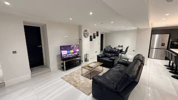 House, 5 Bedrooms, Accessible, Patio | Living room