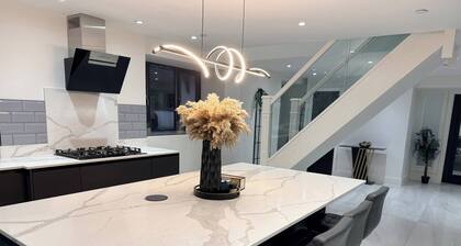 Luxury Home 5 Bedroom 3 Bathroom Games Room Parking