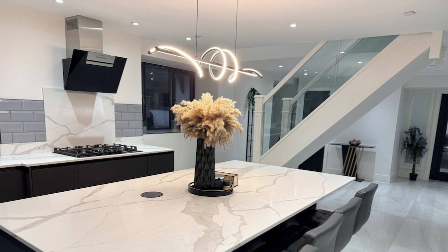 Luxury Home 5 Bedroom 3 Bathroom Games Room Parking