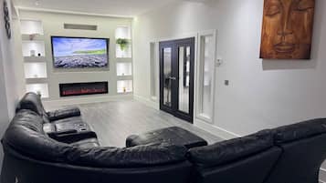 House, 5 Bedrooms, Accessible, Patio | Living room