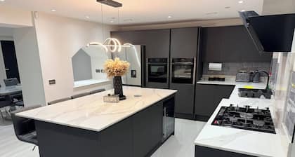 Luxury Home 5 Bedroom 3 Bathroom Games Room Parking