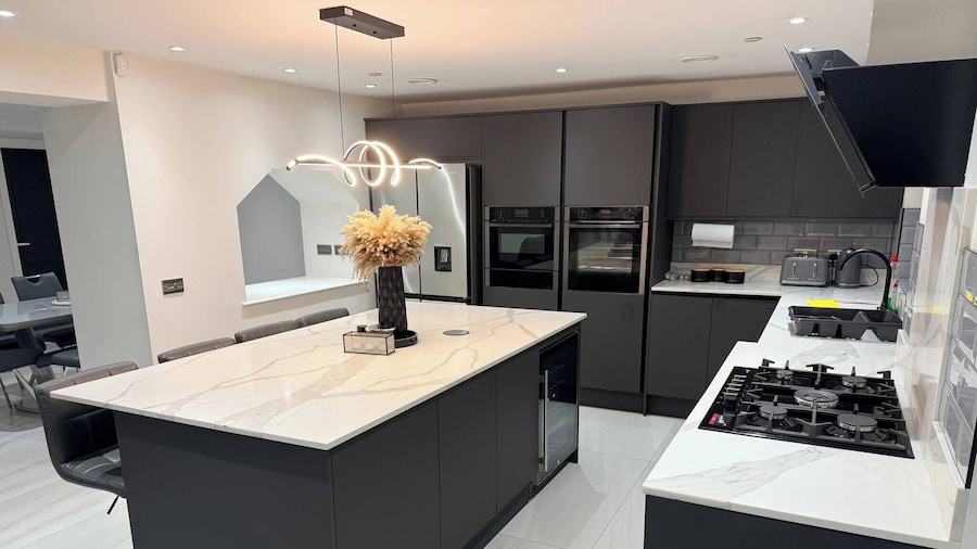 Luxury Home 5 Bedroom 3 Bathroom Games Room Parking
