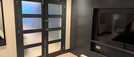 1 غرفة نوم ومكواة/لوح كي وواي فاي مجانًا وملاءات أسرّة