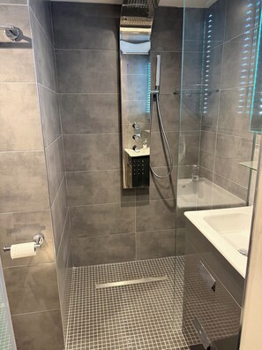 Shower, hair dryer, towels, soap - Cleveland street Gem (London)