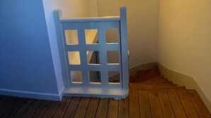 A staircase with wooden steps and a blue railing. - Le confort avec jardin, à deux pas du port (Fécamp)