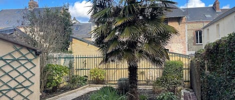 المنطقة المحيطة بالمنشأة