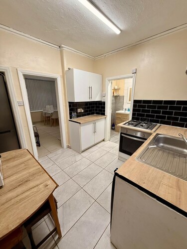 Cozy 3-Bedroom entire house in Stockport Town