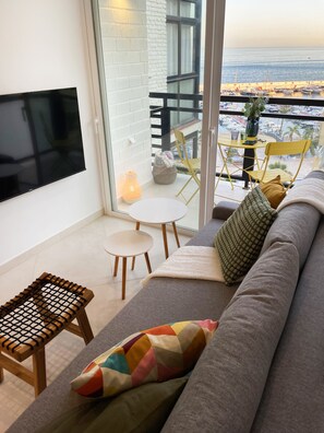 Living area - Steps to Marbella-Marina+Skyhigh-1BR APT+WFH Desk (Marbella)