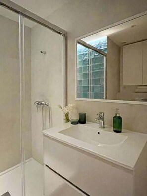 Hair dryer, towels, soap, toilet paper - Steps to Marbella-Marina+Skyhigh-1BR APT+WFH Desk (Marbella)