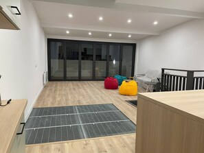 Interior - Town house, 4 bedrooms / 4 bathrooms, large living room and terrace (CARCASSONNE)