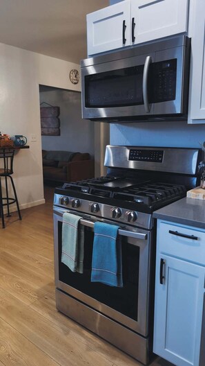 Refrigerador, microondas, horno, placa de cocina
