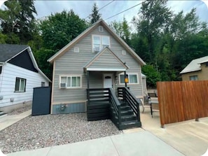 Exterior - Hideaway Haven- In town 5 bedroom Snowy Mountain Chalet in Charming Wallace (Wallace)