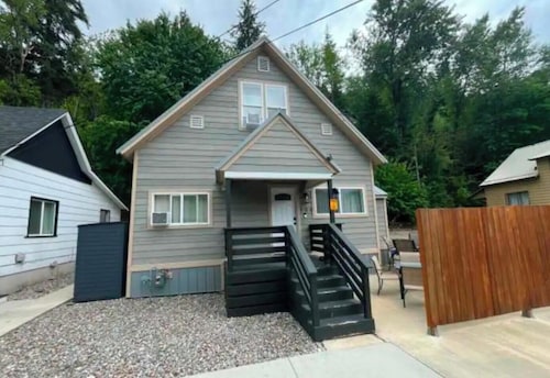 Hideaway Haven- In town 5 bedroom Snowy Mountain Chalet in Charming Wallace