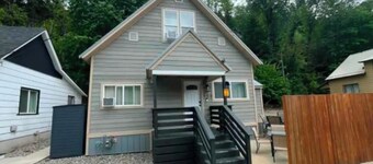 Hideaway Haven- In town 5 bedroom Snowy Mountain Chalet in Charming Wallace