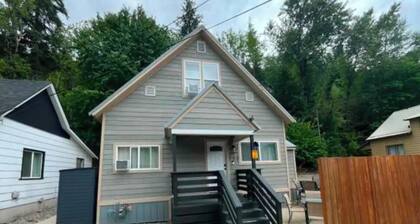 Hideaway Haven- In town 5 bedroom Snowy Mountain Chalet in Charming Wallace