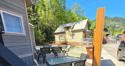 Hideaway Haven- In town 5 bedroom Snowy Mountain Chalet in Charming Wallace