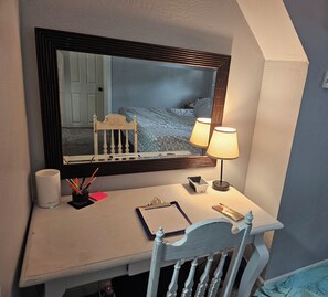 5 habitaciones, escritorio y tabla de planchar con plancha 