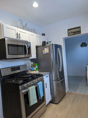 Frigorífico, microondas, horno y placa de cocina