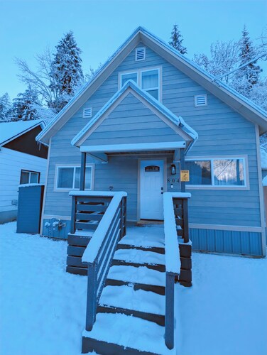 Hideaway Haven- In town 5 bedroom Snowy Mountain Chalet in Charming Wallace