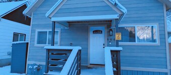 Hideaway Haven- In town 5 bedroom Snowy Mountain Chalet in Charming Wallace