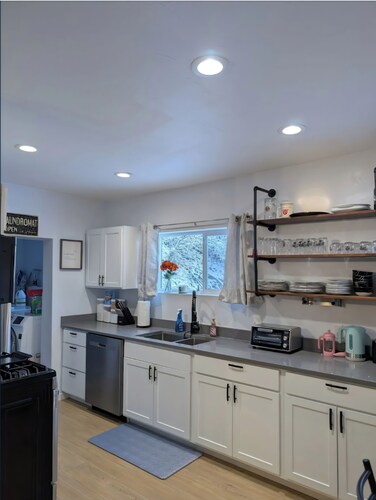 Hideaway Haven- In town 5 bedroom Snowy Mountain Chalet in Charming Wallace
