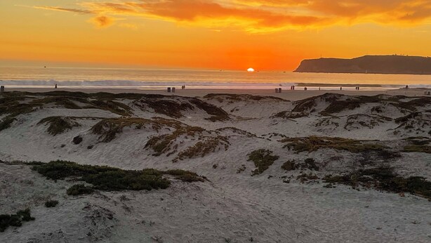 A beach with a sunset, sandy dunes, and a distant view of the ocean. - Lovely 4-bedroom house in  charming Coronado, "The Golden Triangle" (Coronado)