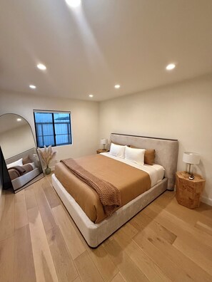 Tabla de planchar con plancha, wifi y ropa de cama